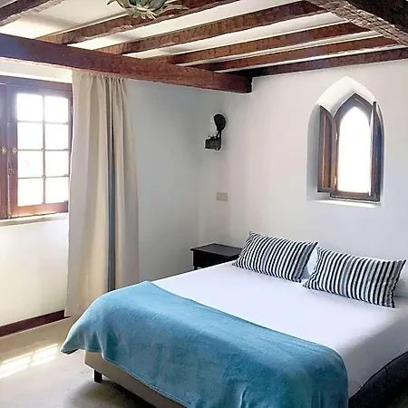 Rainha Santa Isabel - History Hotell Óbidos